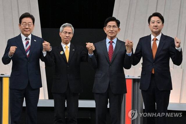 더불어민주당 이재명·민주노동당 권영국·국민의힘 김문수·개혁신당 이준석 대선 후보가 27일 서울 마포구 상암동 MBC 스튜디오에서 진행된 정치 분야 TV토론회에 앞서 포즈를 취하고 있다.연합뉴스