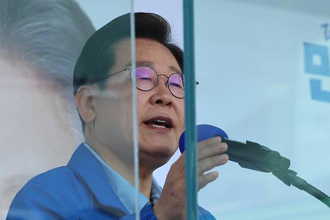 더불어민주당 이재명 대선 후보가 26일 수원시 팔달구 팔달문 영동시장에서 열린 집중 유세에서 시민들에게 지지를 호소하고 있다. 연합뉴스