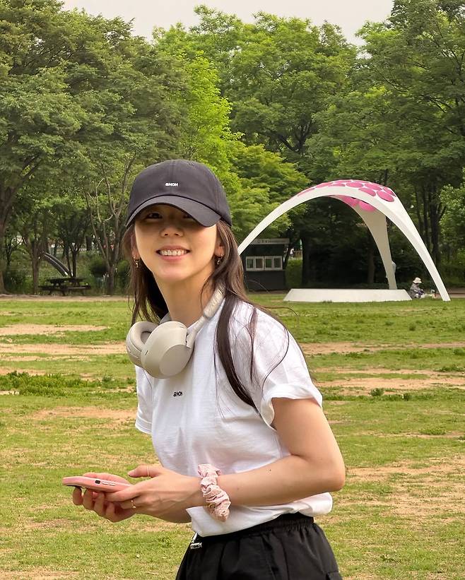 SaveVid.Net_501053465_18352094038156052_3609633109163042856_n.jpg 안소희 인스타 업로드