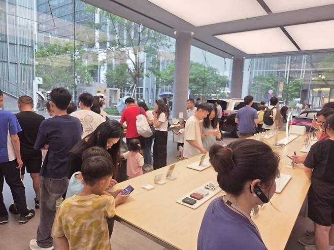 중국 선전에 있는 화웨이 플래그십 스토어에서는 최근 공개된 폴더블 노트북이 전시된 공간에 인파가 몰렸다. 사진=구자윤 기자