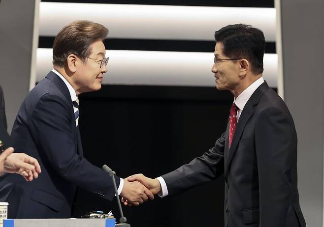 이재명 더불어민주당, 김문수 국민의힘 대통령 후보가 지난 23일 서울 영등포구 KBS본관 스튜디오에서 가진 2차 후보자 토론회에 앞서 악수하고 있다. 국회사진기자단