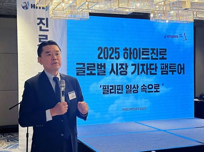 김인규 하이트진로 대표가 18일 필리핀 마닐라에서 열린 기자 간담회에서 현지 소주 시장에 대해 발표하고 있다. 하이트진로 제공