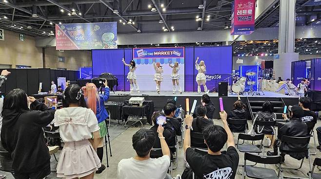 아니팩토리 소속의 지하 아이돌 가수들의 열띤 공연