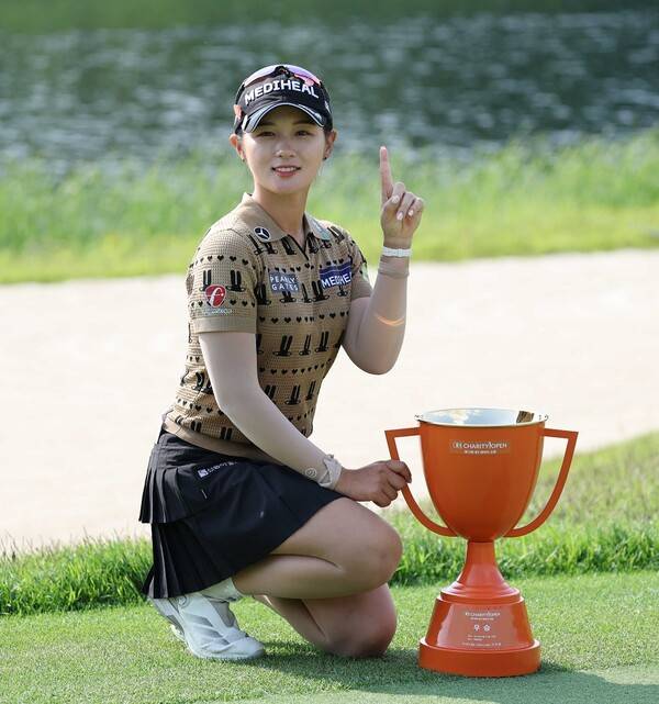 2025년 한국여자프로골프(KLPGA) 투어 제13회 E1채리티 오픈 우승을 차지한 박현경 프로가 우승 트로피와 기념촬영하는 모습이다. 사진제공=KLPGA