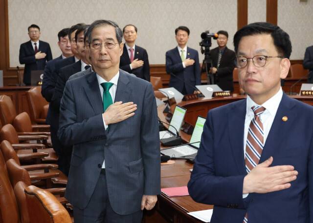 한덕수 전 국무총리와 최상목 전 경제부총리가 지난 4월16일 서울 종로구 정부서울청사에서 추가경정예산(추경)안 심의를 위한 임시국무회의를 시작하기 전 국민의례를 하고 있다. 대통령실사진기자단