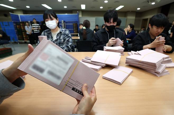 제21대 대선을 일주일 앞둔 27일 인천국제공항 국제우편물류센터에서 중앙선거관리위원회 관계자들이 국내로 회송된 재외투표용지를 확인하고 있다. 중앙선관위는 외교부, 우정사업본부와 합동으로 외교행낭을 통해 118개국 223개 재외투표소에서 회송된 재외투표지를 분류해 구ㆍ시ㆍ군선관위로 발송하는 작업을 실시한다. 공동취재사진
