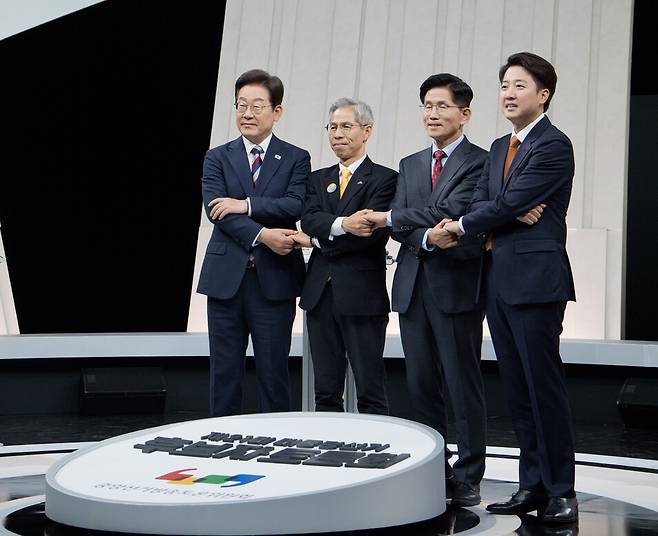 27일 서울 상암 문화방송(MBC) 스튜디오에서 열린 21대 대통령 선거 후보자 3차 토론회에 앞서 이재명 더불어민주당 후보(왼쪽부터), 권영국 민주노동당 후보, 김문수 국민의힘 후보, 이준석 개혁신당 후보가 기념사진을 찍고 있다. 공동취재사진