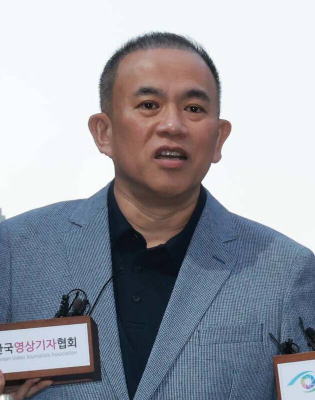 윤석열 전 대통령 부부의 공천 개입 의혹 핵심 인물인 명태균씨가 2025년 4월29일 오전 서울 서초구 서울고등검찰청에 출석하며 기자들의 질문에 답하고 있다. 김혜윤 기자 unique@hani.co.kr