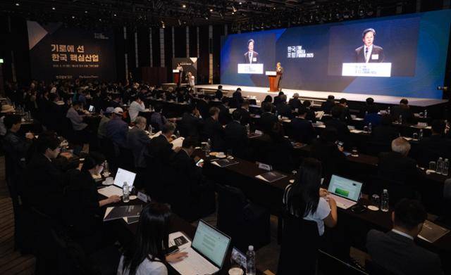 승명호 한국일보 회장이 27일 서울 중구 웨스틴 조선 서울에서 열린 '2025 한국포럼'에서 개회사를 하고 있다. 박시몬 기자