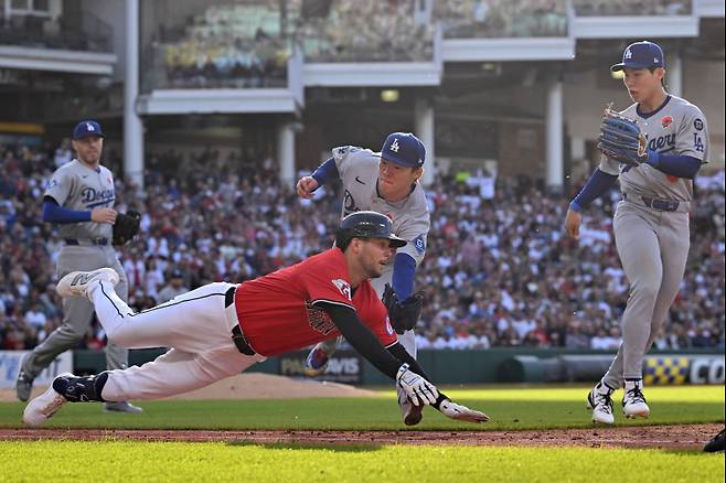 3회 어려운 번트 타구를 직접 처리하는 야마모토. AFP=연합뉴스