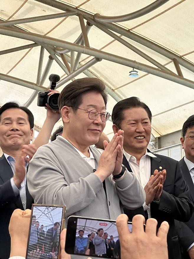 민심을 청취하는 '경청 투어'에 나선 이재명 더불어민주당 대선 후보(가운데), 정청래 의원(오른쪽)이 전남 해남군 해남읍 인근 광장에서 군민들에게 인사하고 있다. (정청래 의원 페이스북 캡처)5