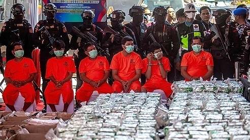 지난 26일(현지시간) 인도네시아 리아우 제도 바탐섬에서 국립마약청(BNN) 관계자들이 압수한 필로폰을 공개하고 있다. AFP=연합뉴스