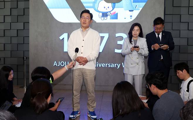 이재명 더불어민주당 대선 후보가 26일 경기 수원시 영통구 아주대학교 혁신공유라운지에서 대학생 간담회를 마친 후 취재진의 질문에 답변하고 있다. 연합뉴스