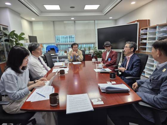 한국중증질환연합회 김성주 회장(오른쪽 두번째)이 지난 19일 국회 김윤 의원 사무실을 찾아 정책 제안을 하는 모습. 사진 한국중증질환연합회