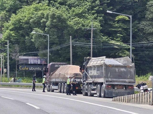 ▲ 정선경찰서는 최근 화물차량의 불법 구조변경, 정비 불량 등으로 인한 대형교통사고가 급증하자 6월 말까지 집중 단속기간을 운영한다.