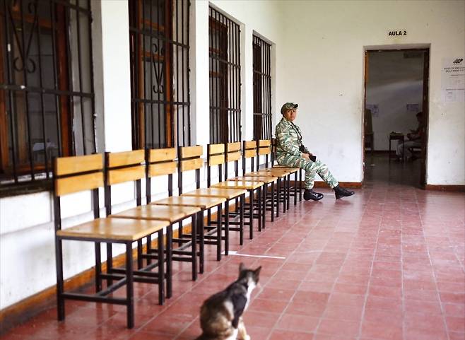 < 베네수엘라 총선 투표소…시민 없고 고양이·군인뿐 > 베네수엘라의 총선과 지방선거가 치러진 25일(현지시간) 볼리바르 민병대 대원이 카라카스 투표소에서 경계를 서고 있다. 로이터연합뉴스