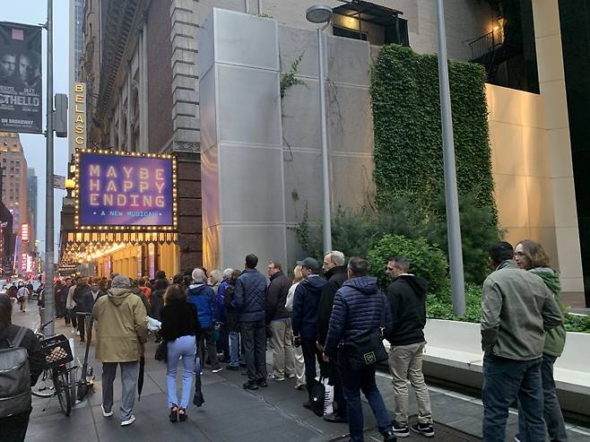 뮤지컬 '어쩌면 해피엔딩'을 보기 위해 뉴욕 브로드웨이 벨라스코 극장 앞에서 줄을 서고 있는 관객들. 뉴욕=박신영 특파원