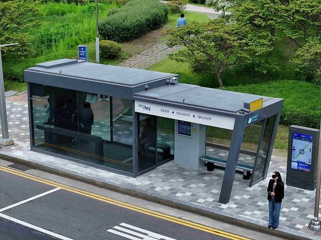 인천 송도국제도시의 인천지하철 1호선 테크노파크역 인근에 설치된 스마트쉘터 버스정류장 모습. 인천경제청