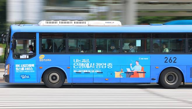 지난 26일 서울 영등포구 여의도버스환승센터에서 승객을 태운 버스가 도로 위를 지나고 있다./연합뉴스