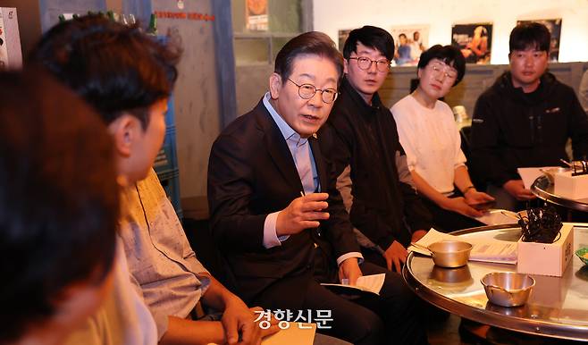 이재명 더불어민주당 대선 후보가 노동절인 지난 1일 서울 종로구의 한 식당에서 비전형 노동자들과 대화하고 있다. 박민규 선임기자
