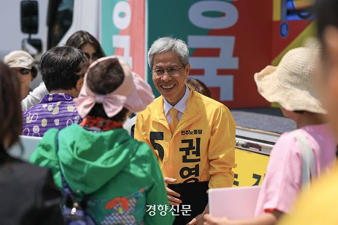 권영국 민주노동당 대선 후보가 지난 25일 서울 마포구 연남동 경의선 숲길에서 서울 집중유세를 벌이고 있다. 이준헌 기자