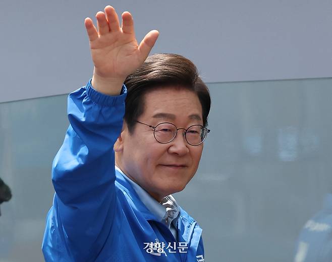 이재명 더불어민주당 대선 후보가 지난 26일 경기 수원시 영동시장 입구에서 유세를 마치고 퇴장하며 손을 들어 인사하고 있다. 박민규 선임기자