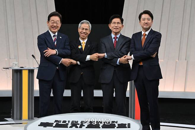 이재명 더불어민주당(왼쪽부터), 권영국 민주노동당, 김문수 국민의힘, 이준석 개혁신당 대선 후보가 27일 서울 마포구 상암동 MBC 스튜디오에서 진행된 정치 분야 TV토론회에 앞서 포즈를 취하고 있다. 국회사진기자단