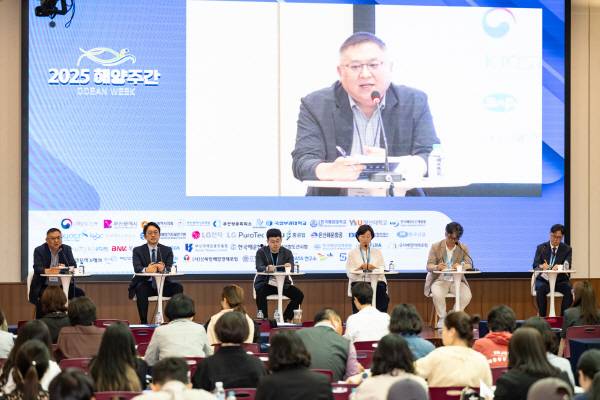 26일 2025 해양주간 OCEAN WEEK 가 열린 벡스코 컨벤션홀에서 ‘해양기능성 소재의 해양 경제적 가치’ 에 대한 토론이 열리고 있다. 왼쪽부터 좌장을 맡은 블루카본 사업단장인 김종성 서울대교수, 김영석 LG전자 HS기능성 소재 사업실장, 김남진 LG전자HS기능성 소재 개발팀장, 박은정 국립부경대교수, 정성우 포항산업과학연구원 수석연구원, 한영석 NEB 연구소장