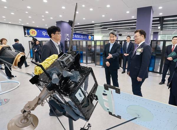 이주호 대통령 권한대행이 27일 경남 사천 우주항공청에서 열린 제1회 우주항공의 날 기념식에서 대한민국 달 궤도선 ‘다누리’ 모형을 살펴보고 있다. 우주항공청 제공