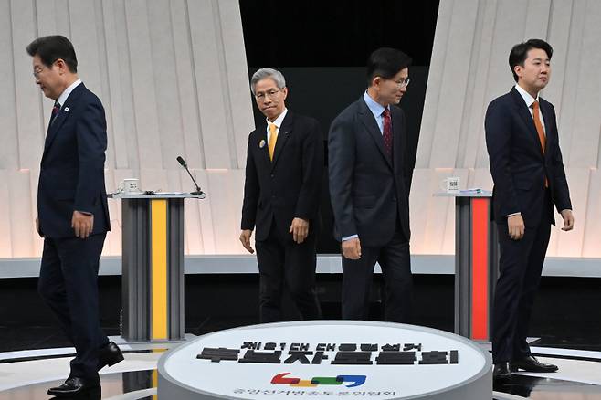 이재명 더불어민주당·권영국 민주노동당·김문수 국민의힘·이준석 개혁신당 대선 후보가 27일 서울 마포구 상암동 MBC 스튜디오에서 진행된 정치 분야 TV토론회에 앞서 포즈를 취하고 있다. 연합뉴스