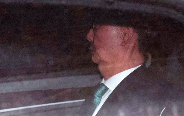 한덕수 전 국무총리가 26일 서울 서대문구 경찰청에서 소환 조사를 받은 뒤 밤 늦게 승용차를 타고 청사를 빠져나가고 있다. 뉴시스