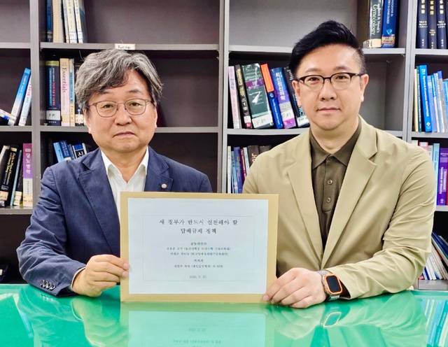 전 대한금연학회장인 조홍준 서울아산병원 교수(왼쪽)와 이성규 담배규제연구교육센터장이 26일 주요 대통령 선거 후보 캠프에 전달한 ‘새 정부가 실천해야 할 담배규제 정책 제안서’를 들어 보이고 있다.