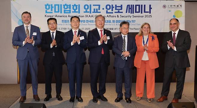 27일 한미협회 주최로 서울 중구 더플라자호텔에서 열린 외교안보 세미나에서 참석자들이 기념촬영을 하고 있다. 왼쪽 셋째부터 김건 국민의힘 의원, 최중경 한미협회장 겸 국제투자협력대사, 조셉 윤 주한미국대사대리. 한주형 기자