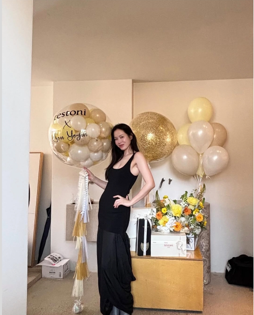 검정 드레스는 과감한 커팅과 맥시한 길이로 시크함을 드러냈다.사진=손예진 SNS