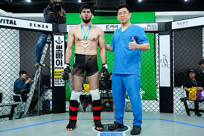 2025년 5월 ‘뽀빠이연합의원KMMA30대구’ 코-메인이벤트에서 승리한 블랙컴뱃 라이트급 23위 ‘블랙샤크’ 샤크 그로즈니한테는 KMMA메인스폰서 뽀빠이연합의원 김성배 대표원장이 시상했다. 사진=스탠다드앤드프로그레스 스포츠에이전시 제공