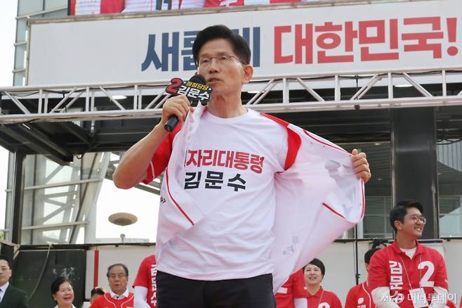 (용인=뉴스1) 이광호 기자 = 김문수 국민의힘 대통령 후보가 26일 오후 경기 용인시 포은아트갤러리 광장에서 가진 유세에서 시민들에게 지지를 호소하고 있다. 2025.5.26/뉴스1 Copyright (C) 뉴스1. All rights reserved. 무단 전재 및 재배포, AI학습 이용 금지. /사진=(용인=뉴스1) 이광호 기자