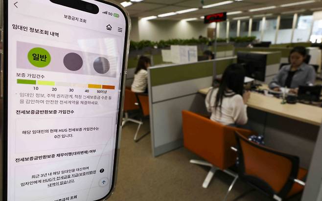 정부가 전세사기 피해를 막기 위해 임대인 정보조회 제도를 확대했다. 주택도시보증공사(HUG) 서울북부지사에서 시민들이 상담을 받는 모습. /사진=뉴시스