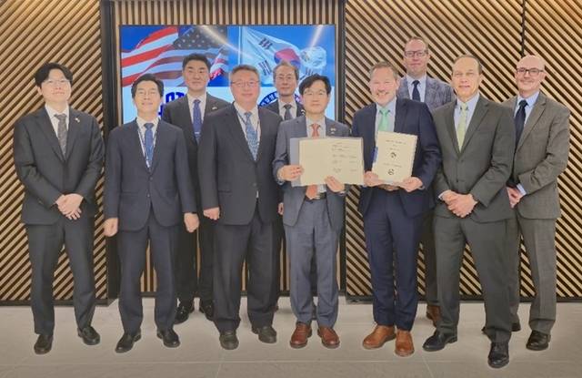 박찬기(앞줄 왼쪽 세 번째) 주미 한국대사관 상무관, 천영길(〃 가운데) 한국건설생활환경시험연구원(KCL) 원장, 앤드류 키레타(〃 오른쪽 세 번째) 미국재료시험협회(ASTM) 회장 등이 지난 23일(현지시간) 미국 워싱턴DC에서 ‘우주항공분야 표준개발 및 상호 협력체계 마련을 위한 업무협약’을 체결하고 기념촬영을 하고 있다. 한국건설생활환경시험연구원 제공