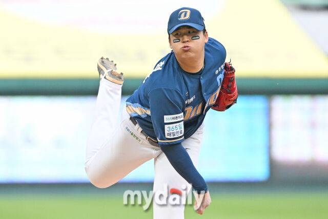 15일 인천 SSG랜더스필드에서 열린 '2025 신한 SOL BANK KBO리그' NC 다이노스와 SSG랜더스 경기. NC 신민혁이 선발로 나와 힘차게 투구하고 있다./마이데일리