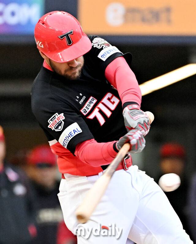 10일 오후 인천광역시 문학동 SSG랜더스필드에서 진행된 '2025 프로야구 KBO리그' SSG랜더스와 KIA타이거즈의 경기. 기아 위즈덤이 6회초 1사 3루서 1타점 희생타를 치고 있다./마이데일리