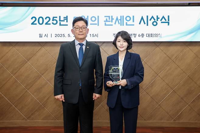 고광효 관세청장(왼쪽)이 26일 5월의 관세인에 선정된 청주세관 김지수 주무관과 기념 촬영하고 있다.