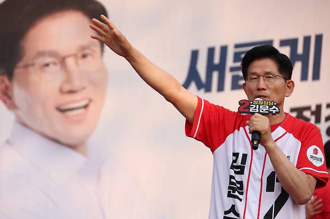 국민의힘 김문수 대선 후보가 26일 서울 도봉구 방학사거리에서 집중유세를 하고 있다. <연합>