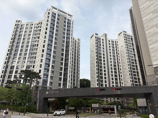 21일 서울 강동구 상일동 고덕 ‘그라시움’ 단지 입구 모습 정주원 기자