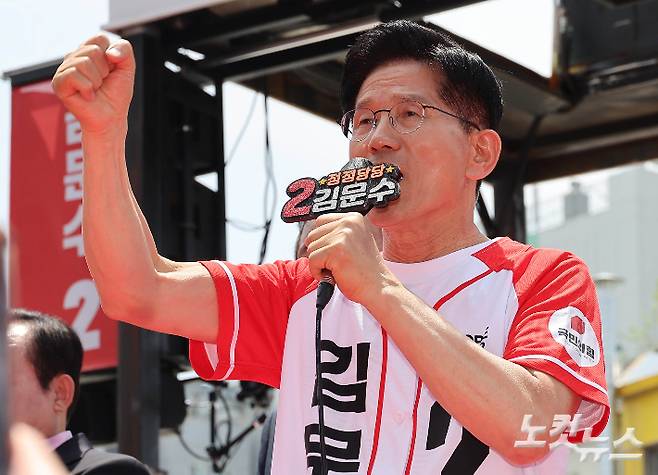 김문수 국민의힘 대선 후보가 26일 오전 경기 평택시 미군기지 앞에서 열린 유세에서 발언하고 있다. 평택=황진환 기자