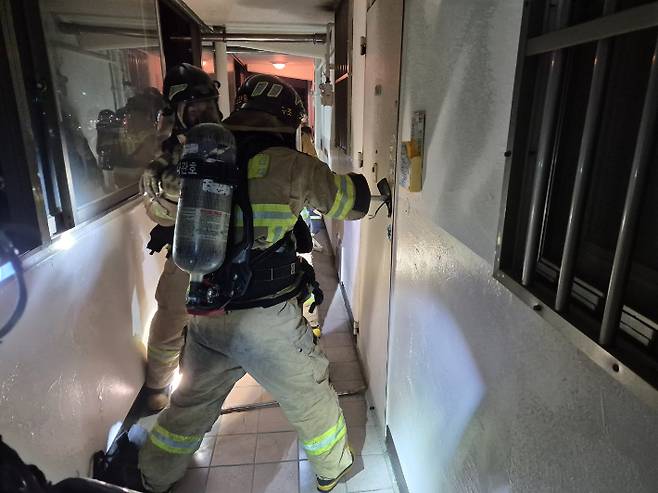 27일 오전 1시 12분쯤 전북 군산시 나운동의 한 아파트에서 난 불을 끄기 위해 소방관이 진입하는 장면. 전북소방본부 제공