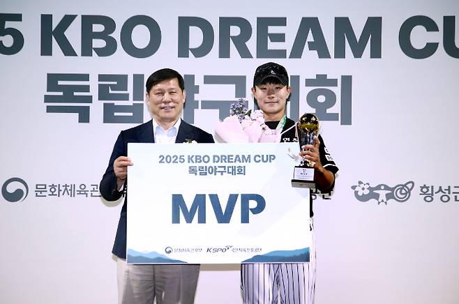 'KBO DREAM CUP 독립야구대회' MVP에 선정된 연천 미라클의 두정민(사진 오른쪽). KBO 제공