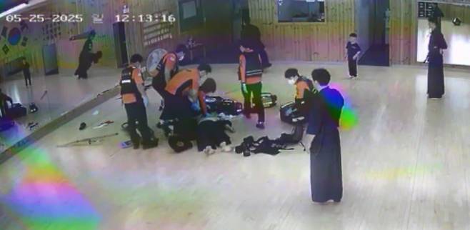 지난 25일 검도 대련 중 답답함을 호소하며 쓰러진 A(49)씨가 전북형 응급의료체계와 시민의 신속한 대응을 통해 위기를 넘길 수 있었다. 전북소방본부 제공 영상 캡처