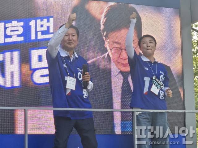 ▲더불어민주당 정청래 국회 법사위원장과 전진숙 국회의원(광주 북구 을)이 선거송에 맞춰 춤을 추고 있다.2025.05.27ⓒ프레시안(김보현)