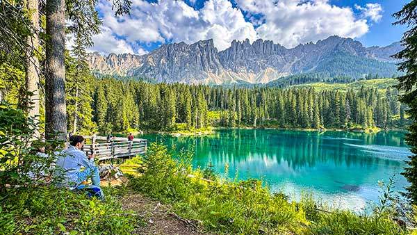 병풍처럼 호수를 둘러싼 나무와 그 뒤로 도열한 라테마르산군이 멋지게 어우러지는 카레차호수.