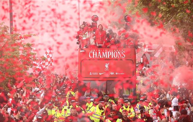 리버풀 선수단이 26일(현지시간) 잉글랜드 프리미어리그 우승 축하 퍼레이드를 하고 있다. 행사가 끝난 뒤 차량 돌진 사고가 발생해 수십명이 다쳤다. 리버풀=EPA연합뉴스